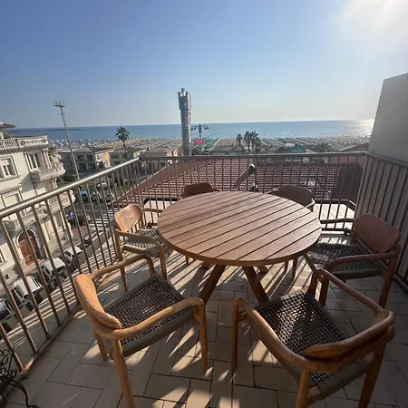 La Casa Sul Mare -viareggio- Sea View * Βιαρέτζιο